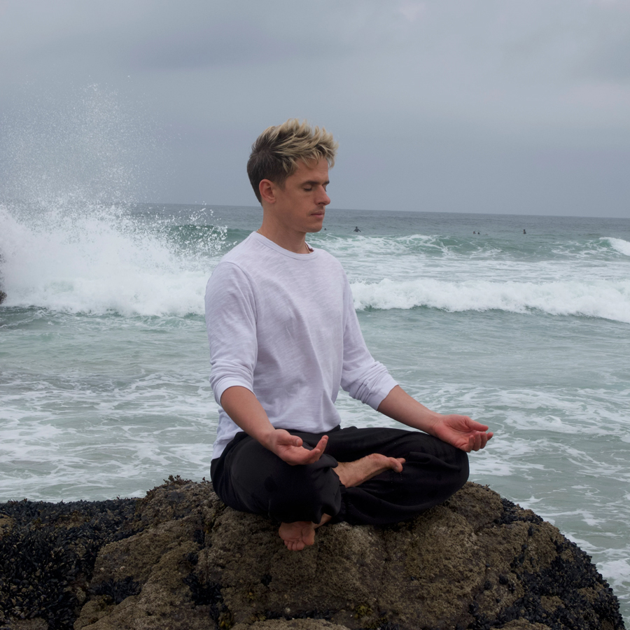 Pavel Kremenetsは、量子物理学を用いて瞑想を解明し、その背後のメカニズムを説きます。